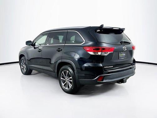 Midnight Black Metallic 2019 Toyota Highlander XLE