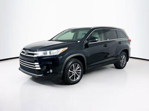 Midnight Black Metallic 2019 Toyota Highlander XLE