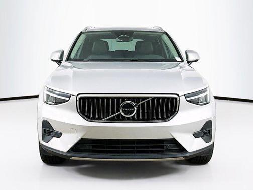 2025 Volvo XC40 B5 Plus Bright Theme