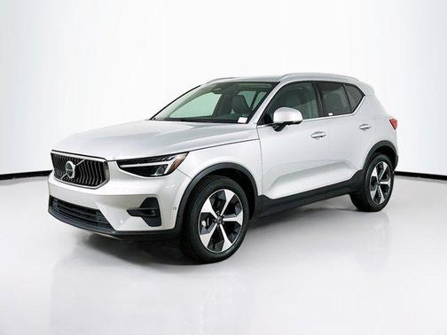 2025 Volvo XC40 B5 Plus Bright Theme