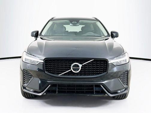 2023 Volvo XC60 B5 Ultimate Dark Theme