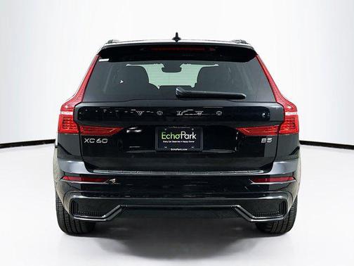 2023 Volvo XC60 B5 Ultimate Dark Theme