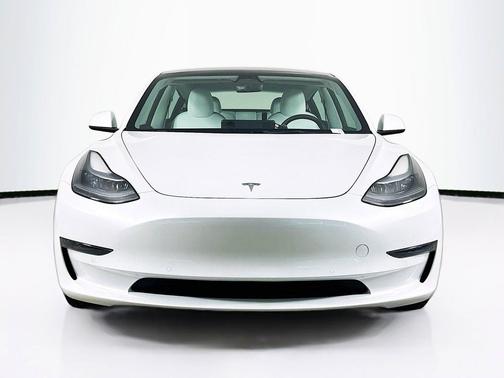Pearl White Multi-Coat 2022 Tesla Model 3 Standard Range