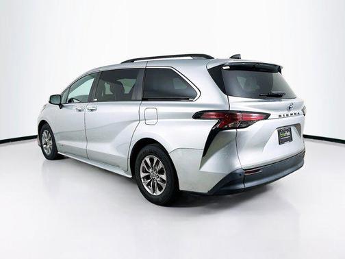 2021 Toyota Sienna XLE 8 Passenger