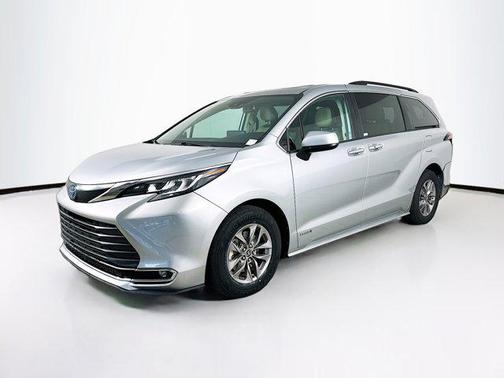 2021 Toyota Sienna XLE 8 Passenger