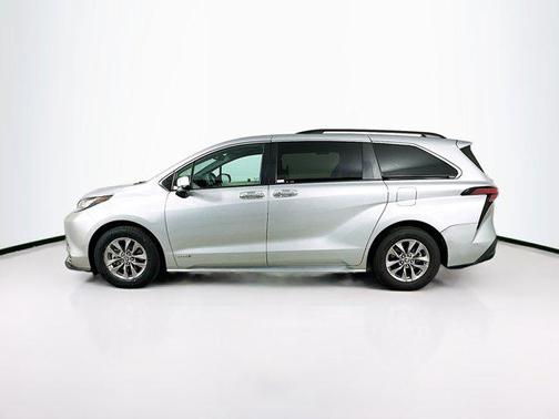 2021 Toyota Sienna XLE 8 Passenger