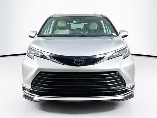 2021 Toyota Sienna XLE 8 Passenger