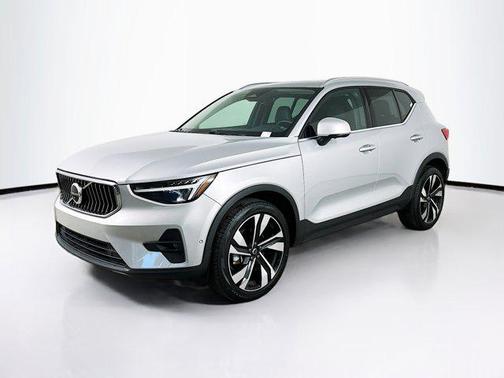 2025 Volvo XC40 B5 Plus Bright Theme