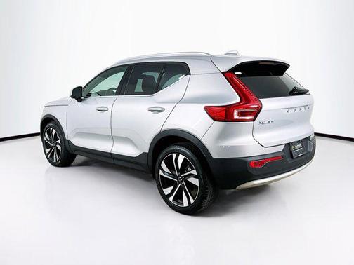 2025 Volvo XC40 B5 Plus Bright Theme