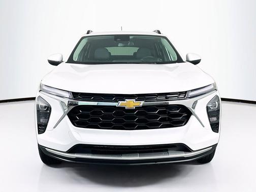 Summit White 2025 Chevrolet Trax LT
