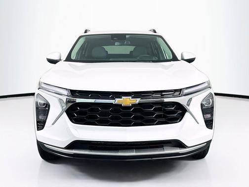 Summit White 2025 Chevrolet Trax LT