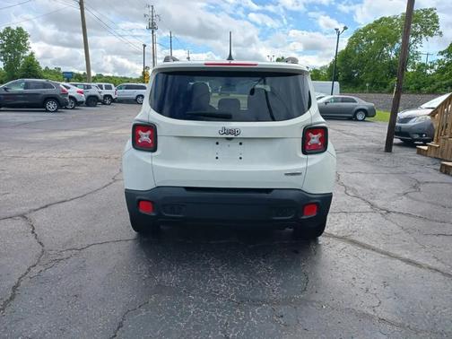 Alpine White 2016 Jeep Renegade Latitude
