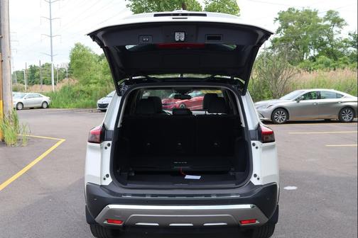 Pearl White Tricoat/Super Black 2021 Nissan Rogue Platinum