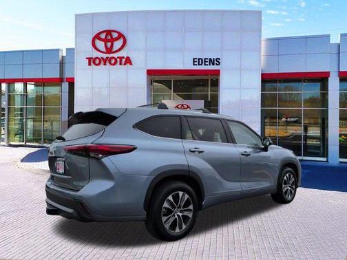 Moon Dust 2022 Toyota Highlander XLE