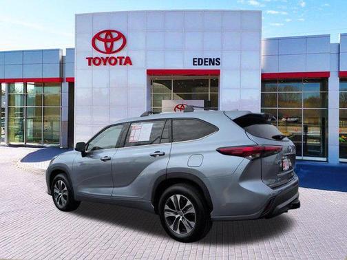 Moon Dust 2022 Toyota Highlander XLE