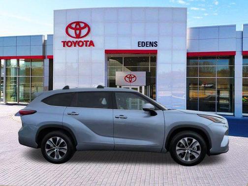 Moon Dust 2022 Toyota Highlander XLE