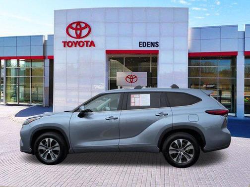 Moon Dust 2022 Toyota Highlander XLE