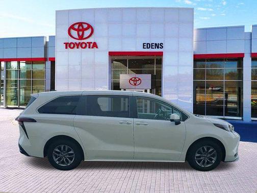 2022 Toyota Sienna LE