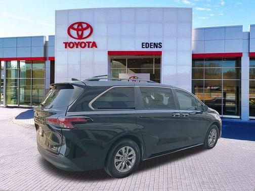 2022 Toyota Sienna XLE 7 Passenger