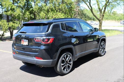 Diamond Black Crystal Pearlcoat 2022 Jeep Compass Limited