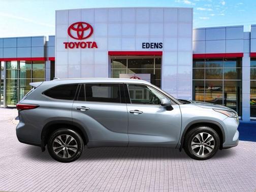 Moon Dust 2022 Toyota Highlander XLE