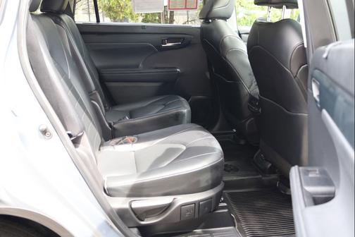 Moon Dust 2022 Toyota Highlander XLE