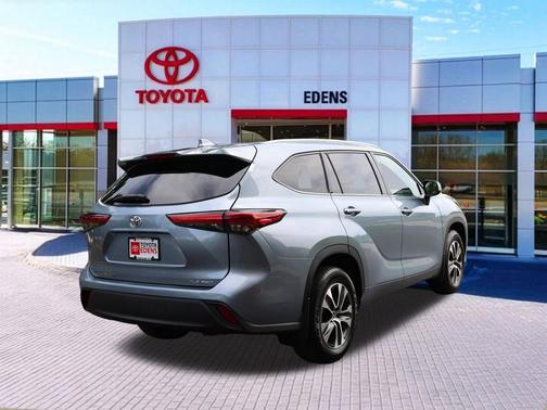Moon Dust 2022 Toyota Highlander XLE