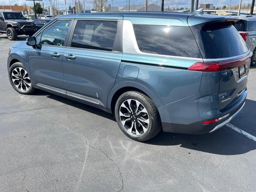 2024 Kia Carnival EX