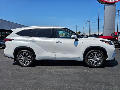 2022 Toyota Highlander Hybrid Platinum
