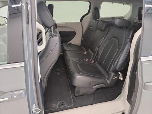 2021 Chrysler Pacifica Touring-L