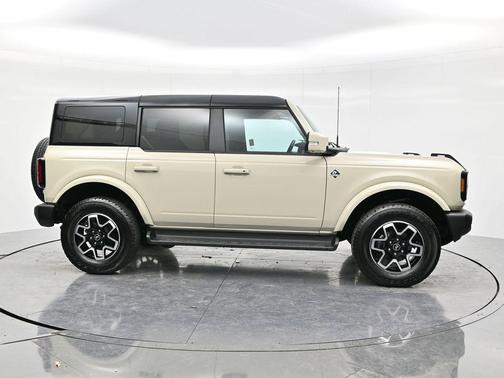 Desert Sand 2025 Ford Bronco Outer Banks