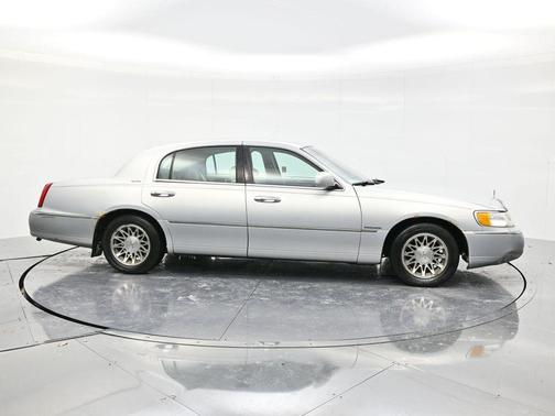 2002 Lincoln Town Car Signature