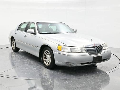 2002 Lincoln Town Car Signature