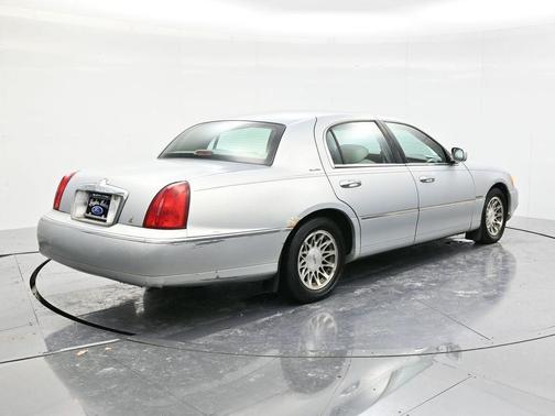 2002 Lincoln Town Car Signature