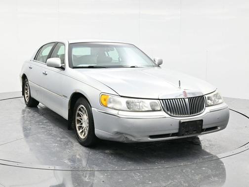 2002 Lincoln Town Car Signature