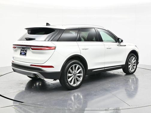 White Metallic 2022 Lincoln Corsair Standard