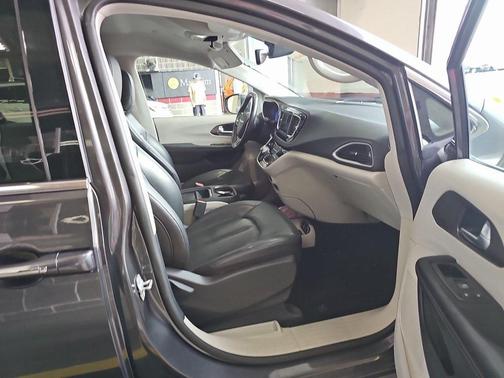 2019 Chrysler Pacifica Touring-L
