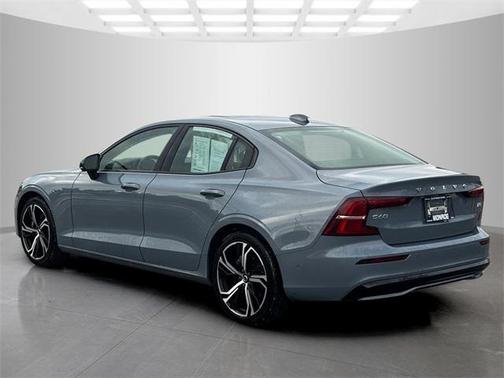 2024 Volvo S60 B5 Plus Dark Theme