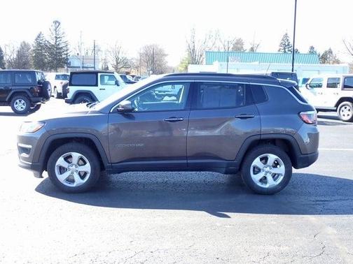 Photo 2 of 42 of 2018 Jeep Compass Latitude