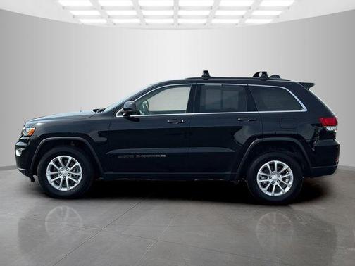 Diamond Black Crystal Pearlcoat 2022 Jeep Grand Cherokee Laredo