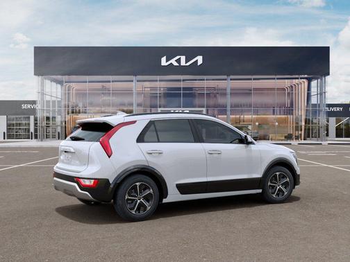 White Pearl 2026 Kia Niro SX