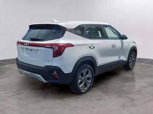 Snow White Pearl 2025 Kia Seltos LX