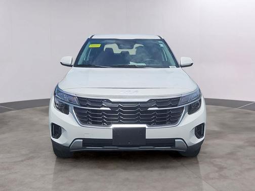 Snow White Pearl 2025 Kia Seltos LX