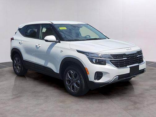 Snow White Pearl 2025 Kia Seltos LX