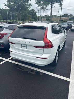 2022 Volvo XC60 B5 Momentum