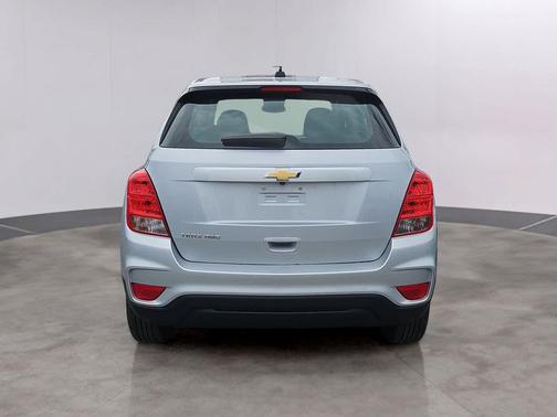 Silver Ice Metallic 2017 Chevrolet Trax LS