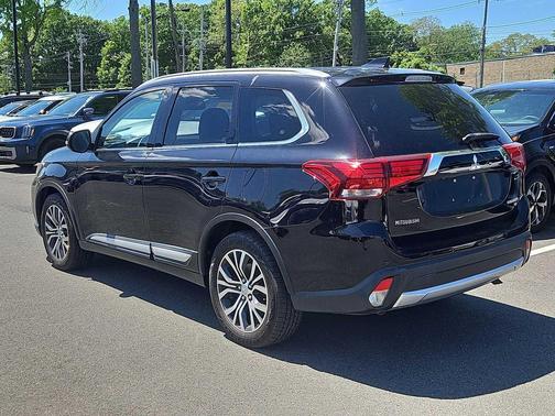 Labrador Black Pearl 2017 Mitsubishi Outlander SEL S-AWC