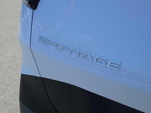 Glacial White Pearl 2023 Kia Sportage X-Line