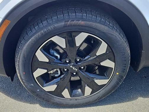Glacial White Pearl 2023 Kia Sportage X-Line
