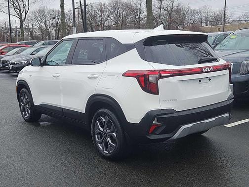 Snow White Pearl 2024 Kia Seltos LX